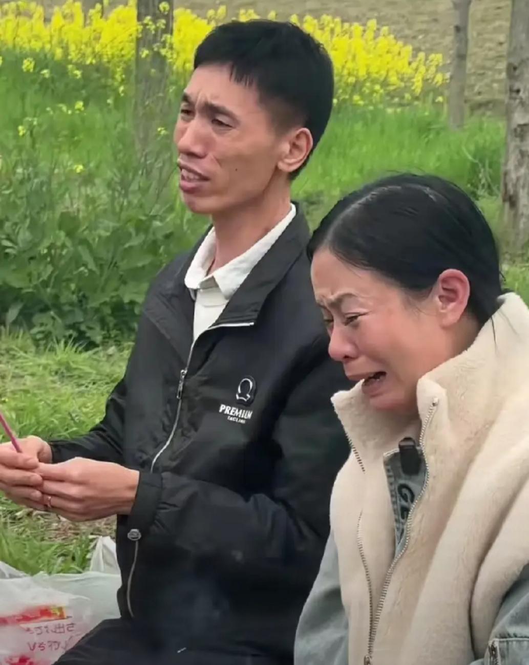 给妈妈扫墓，姐弟二人心情很沉重，姐姐更是痛哭流涕，多年压抑的情感得到了释放。