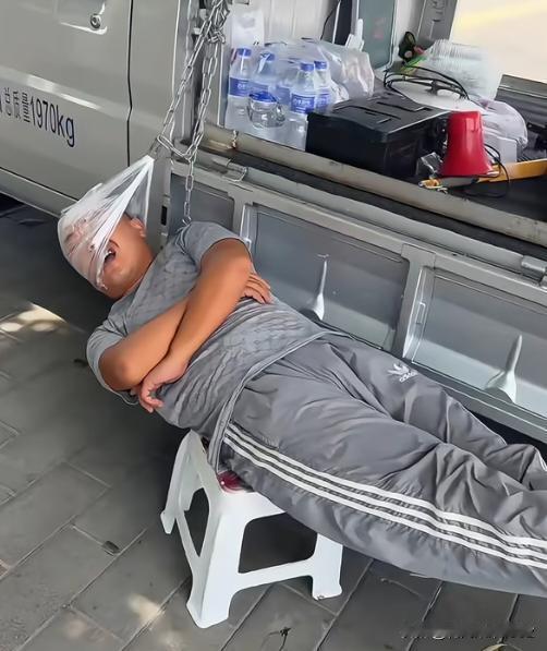 这大哥的脖子是什么材料做成的？