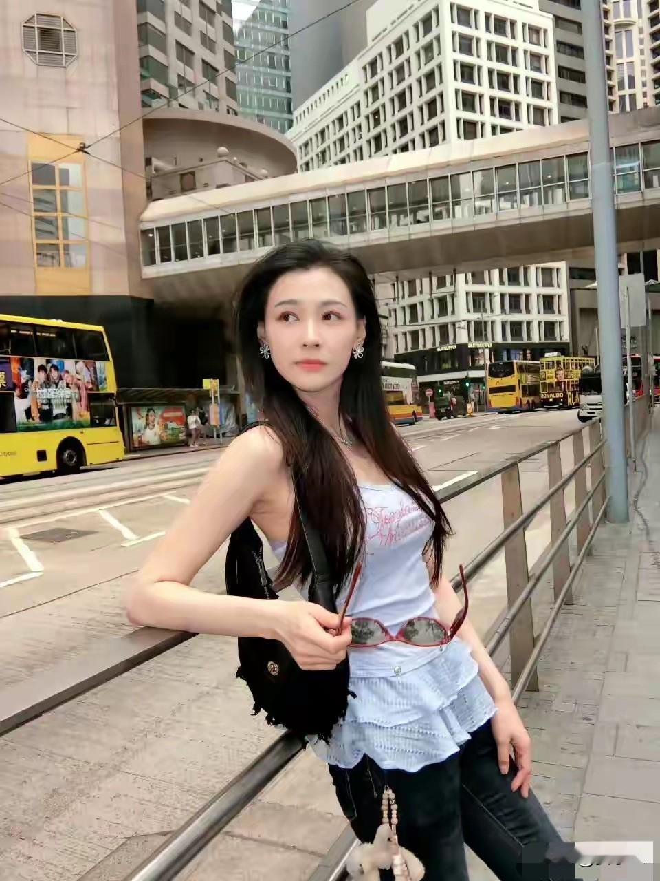 清晨起来，最美好的一件事是什么喝一杯温水，补充水分，促进新陈代谢。