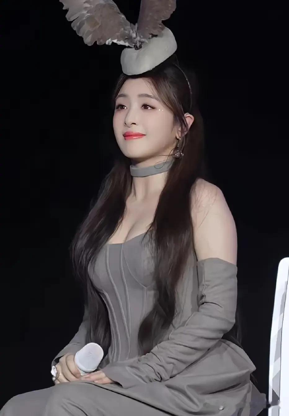 现在都在赞张含韵，确实长大了，不再是那个可爱的酸酸甜甜就是我的那个萌萌哒的女孩了