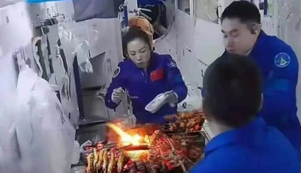 当年外网还P图恶搞咱们……今天咱们宇航员吃的可开心了！外国人只有眼馋的份了！外网