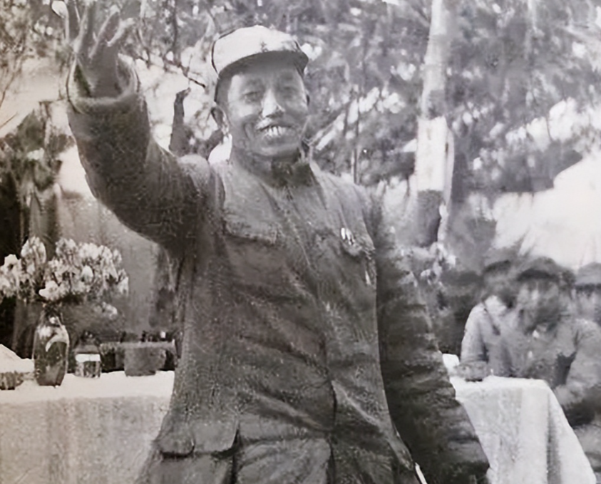 抗日战争中，新四军师长谭震林在慌乱中收到了一份来自茅山的电报，谭震林赶紧放下手中