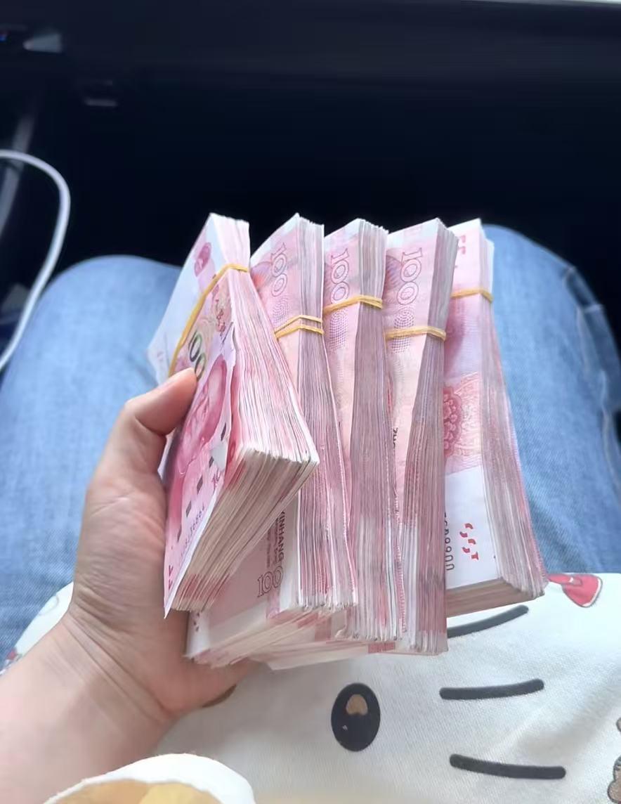 我爸前天非要把五万块从农行取出来，存到镇上那家信用社。我说农行稳当。他说信用社