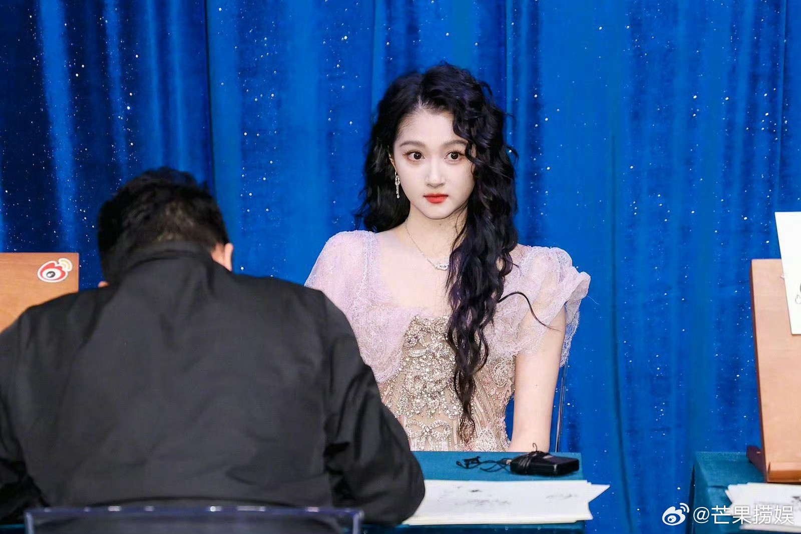 关晓彤的妆造正确感觉关晓彤的造型直线开挂上次那个雨中女郎的造型又酷又飒这次的复古