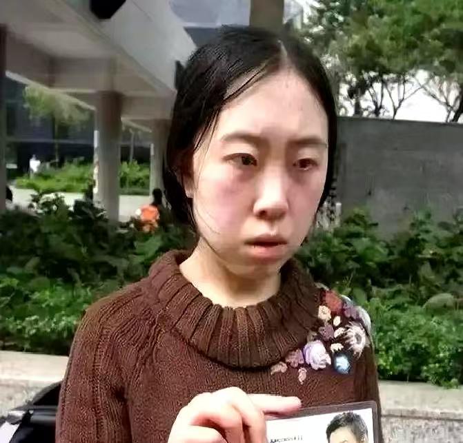 超市理货员杨姐，她弯腰整理货架的样子，和当年跪在酒店门口时一样低，但这次没人拍照