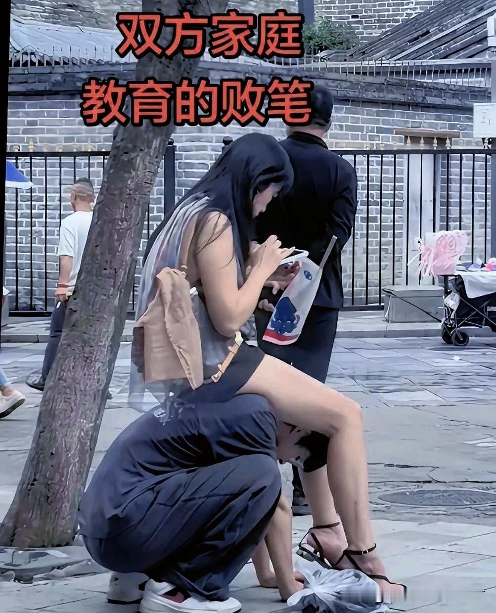 这对情侣在西安古城墙下摆出这样的姿势，太丢人了在西安古城墙下，有人拍到了这样的