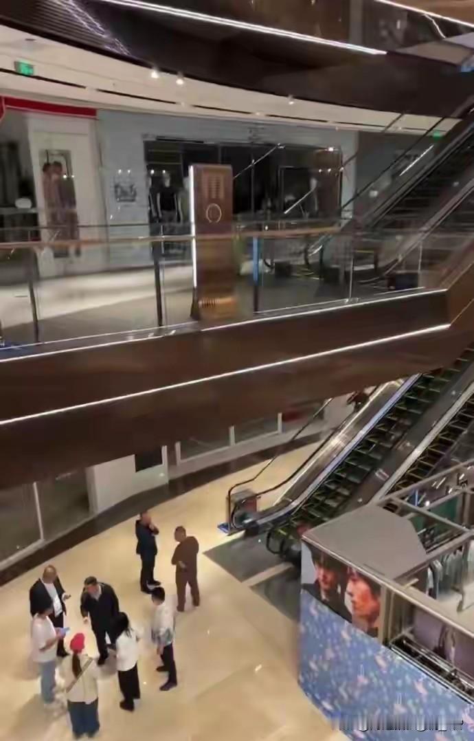 再难，也别拿命赌气刷到女子从商场坠亡的消息，心里揪得慌。一时想不开，