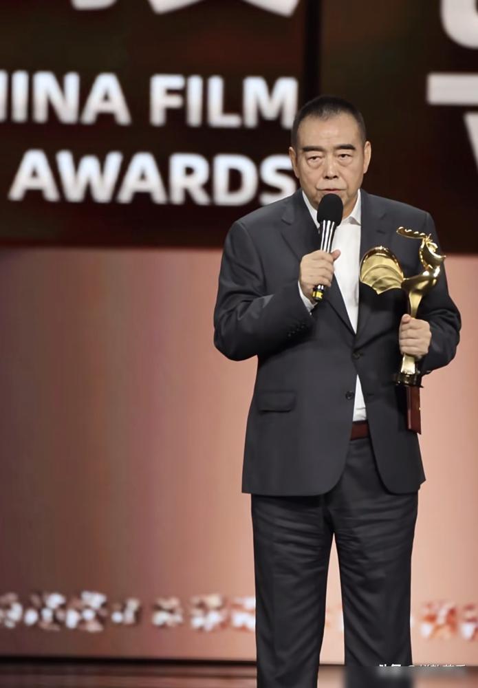 谁能想到，陈凯歌这辈子最后悔的事，竟是被儿子陈飞宇亲手“送”上热搜？曾经叱咤风云