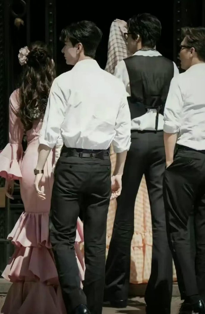 刘宇宁，你这腿瞅着有点吓人啊……一米九呢不是​​​