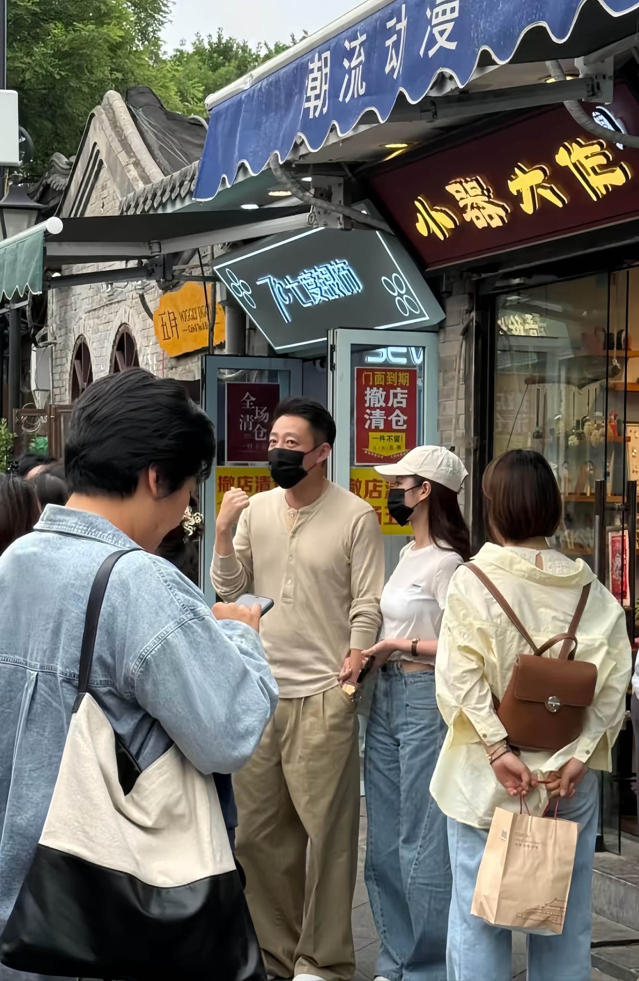 昨日，汪小菲与马筱梅刚在北京郡王府二婚，今日就有网友偶遇夫妻俩，在南锣鼓巷逛街。