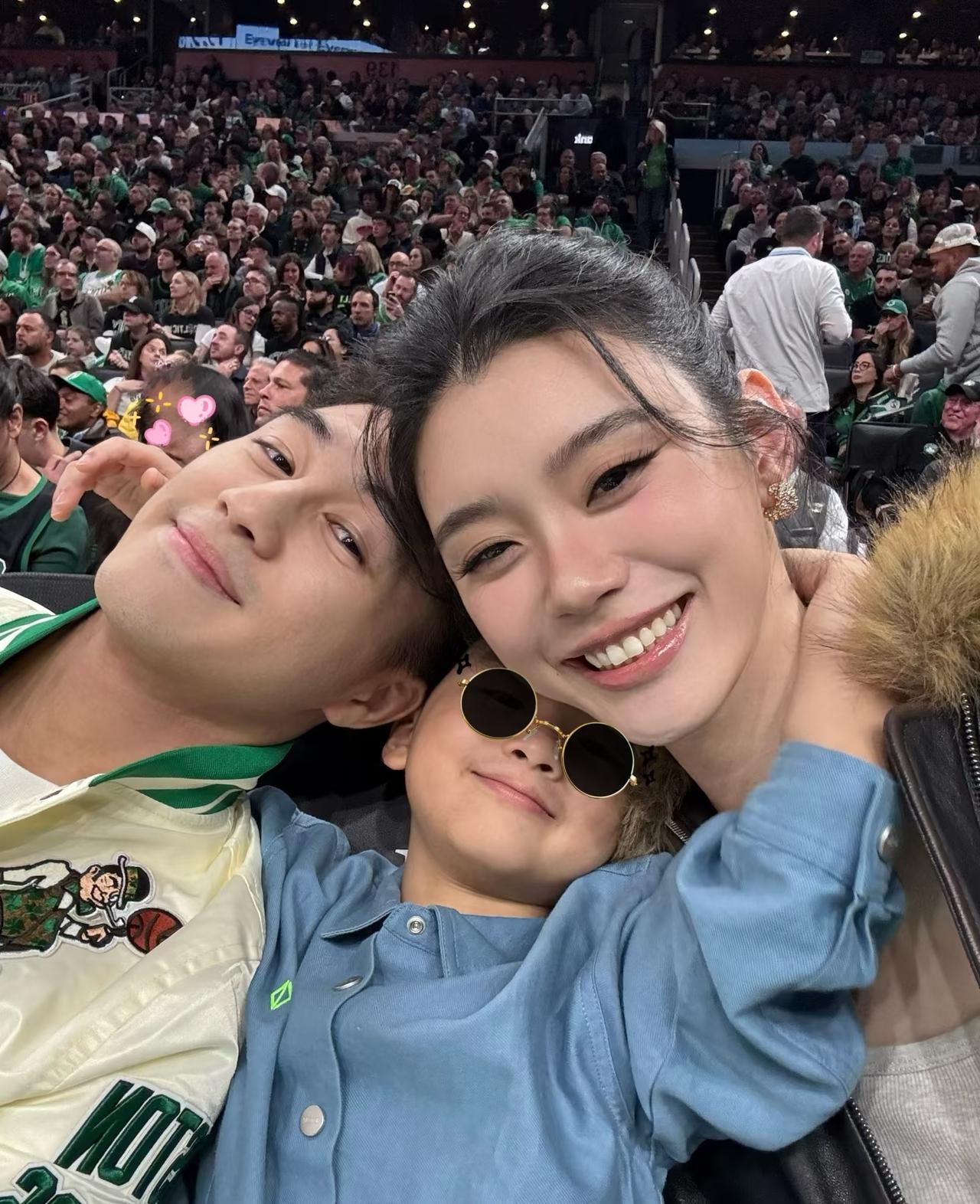 奚梦瑶发文庆祝儿子何广燊6岁生日，并晒出一家三口的合照，虽然夫妻俩不想露出儿子的
