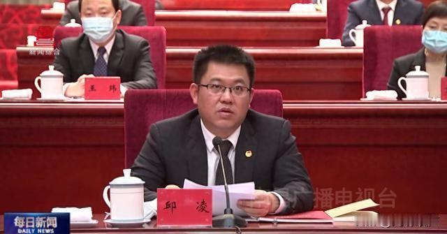 一个县委二十年来六代书记县长相继落马，这是没有民主的结果吗？结合某人长期在地方