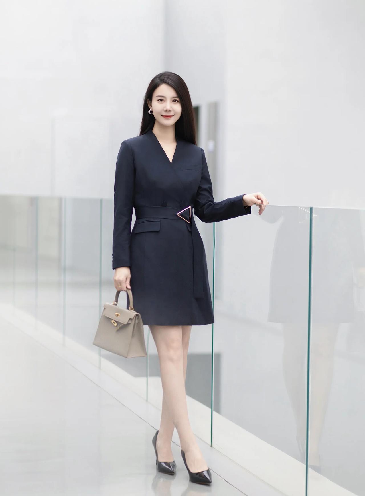 上联：职场从容书锦绣，下联：请你来[玫瑰][玫瑰][玫瑰][玫瑰][玫瑰]