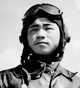 朝鲜战争中，一辽宁老乡正种地，不远处飘来一降落伞。辽宁老乡李富贵抡着锄头刚翻