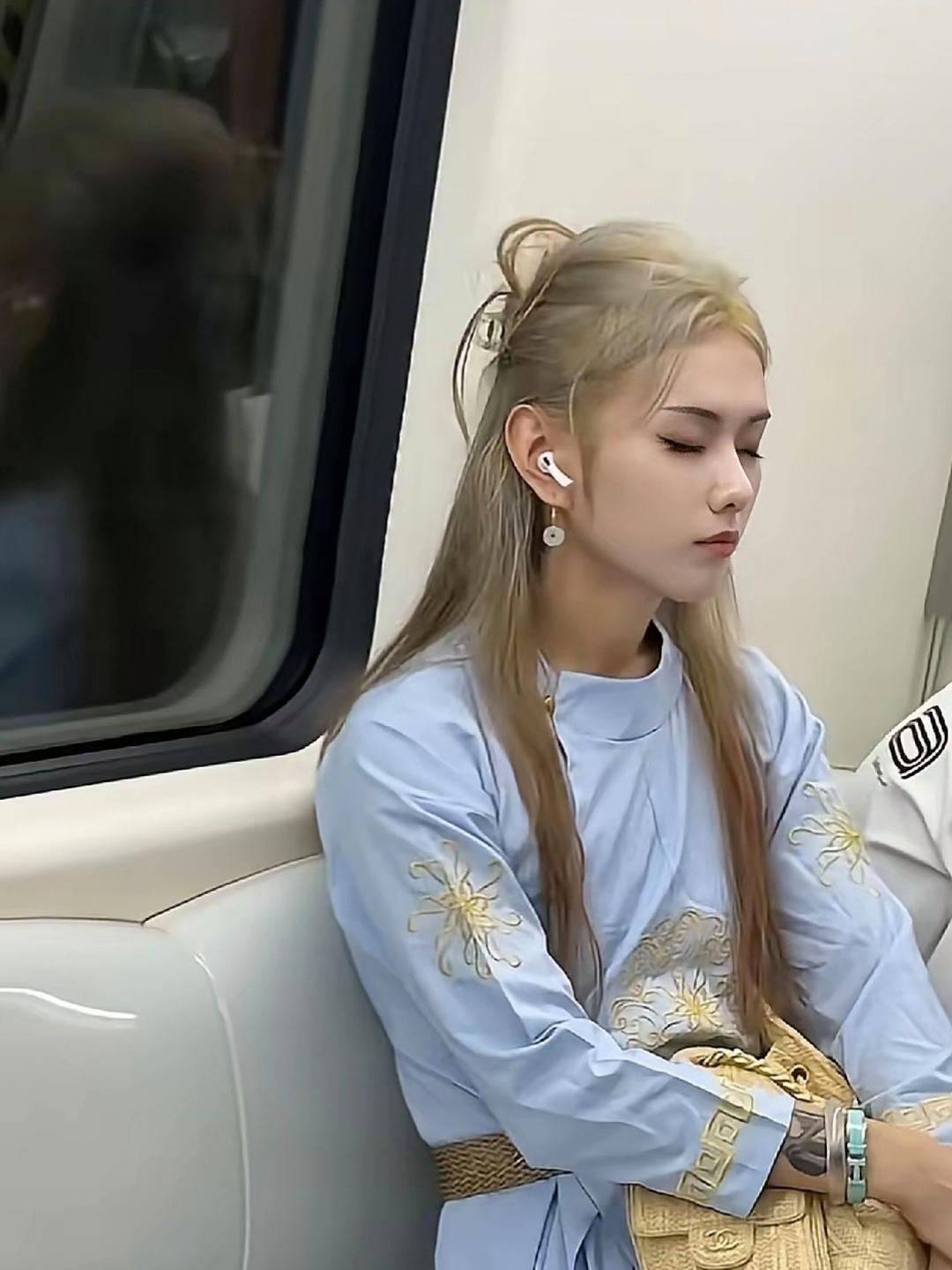 到底是男是女？看手关节像是男的，但又没有喉结