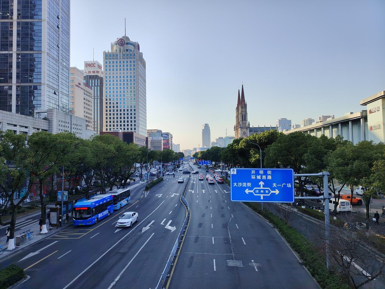 个人认为，宁波天一广场、东鼓道、城隍庙、鼓楼一带，组合而成的商圈，目前依然是宁波