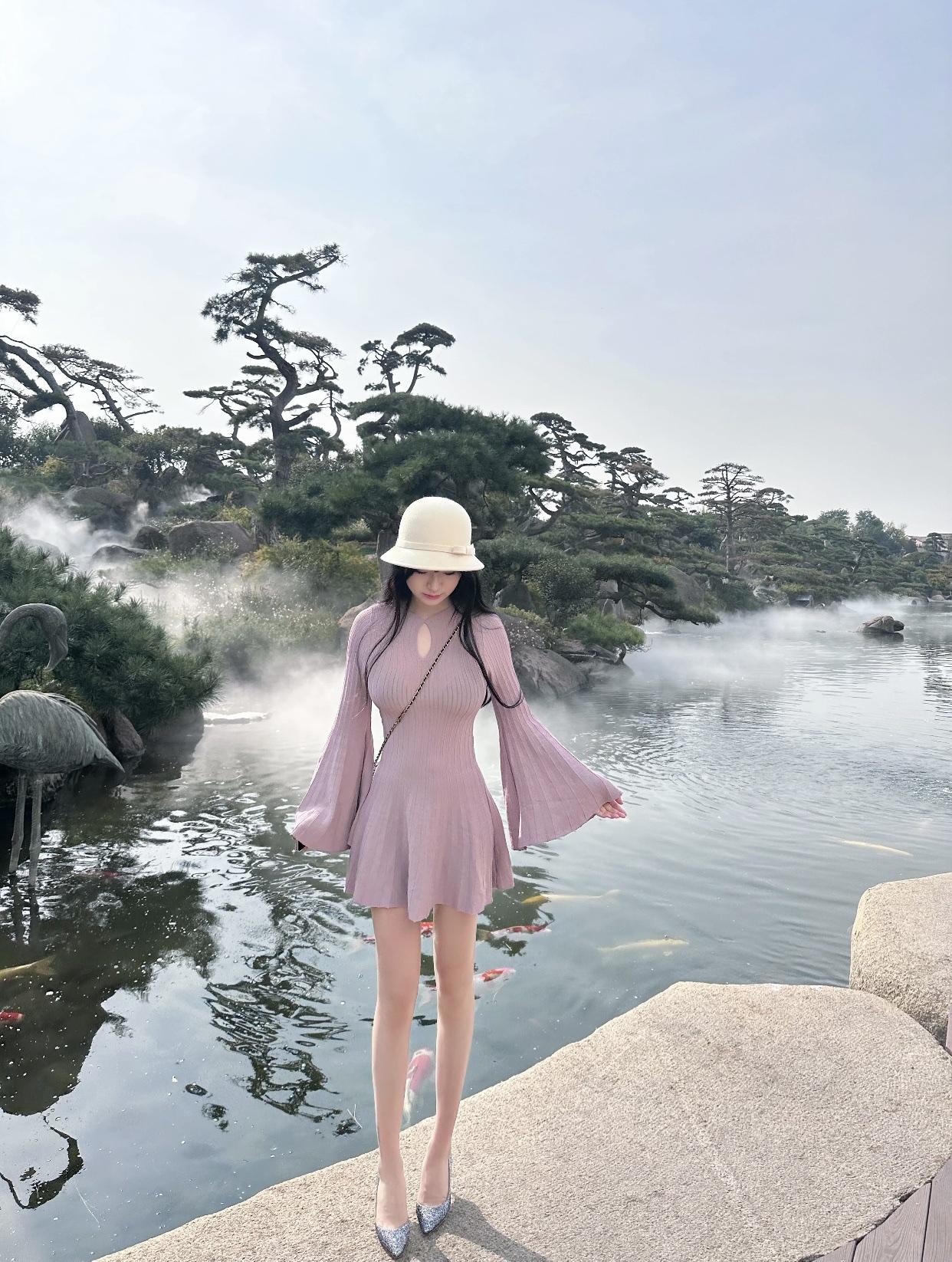 窗明几净，水墨丹青。风光如水墨