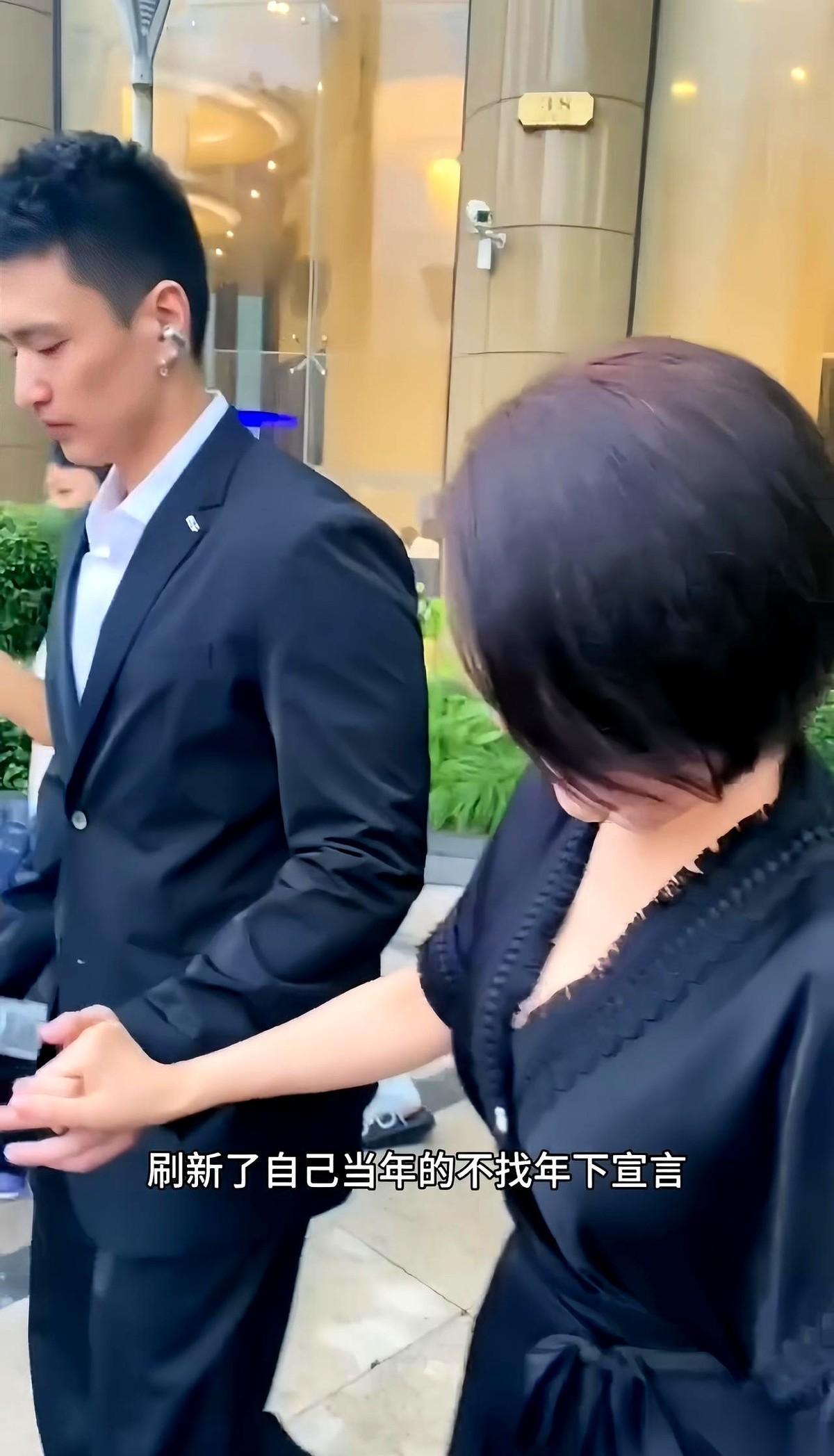 真的，就差那么一丁点儿。就因为那个耳钉。我跟你说，那小伙子，个子高，盘儿亮，