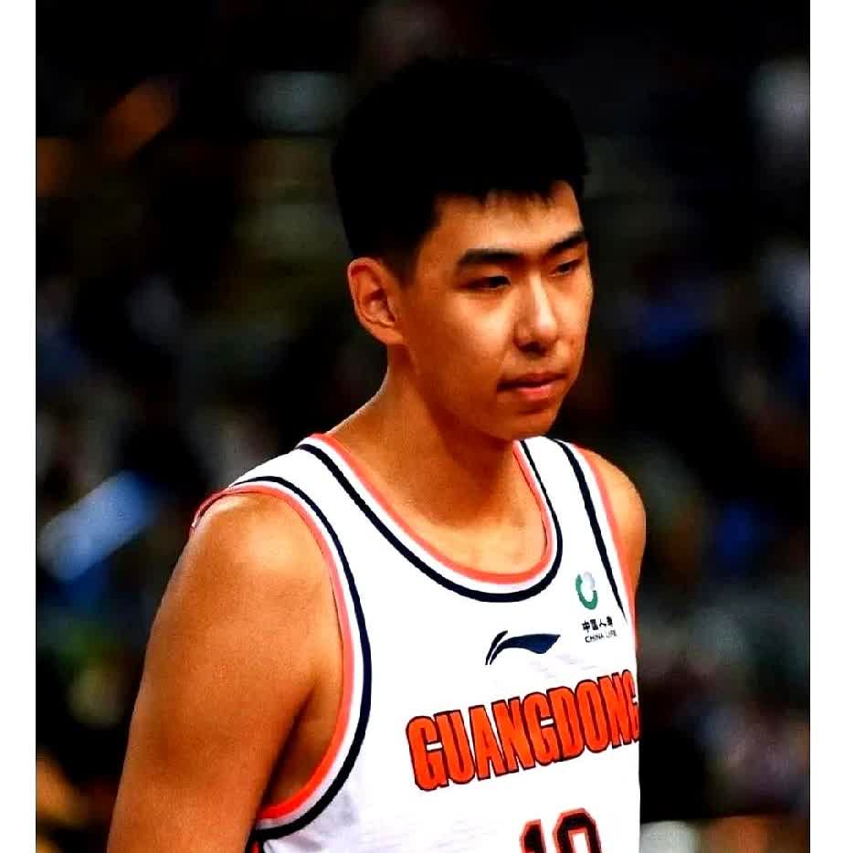 2米26，却连板凳都坐不稳广东宏远把徐昕的路，焊死了7月10日一