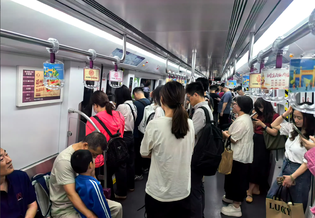 打脸看衰福州地铁的网友！福州地铁公交本轮免费乘车活动昨日落幕。今日恢复收费，也是