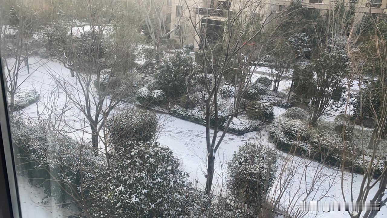 下雪啦，真应了“瑞雪兆丰年”这句话！13日，柳州融水苗族自治县杆洞乡尧告村就迎来