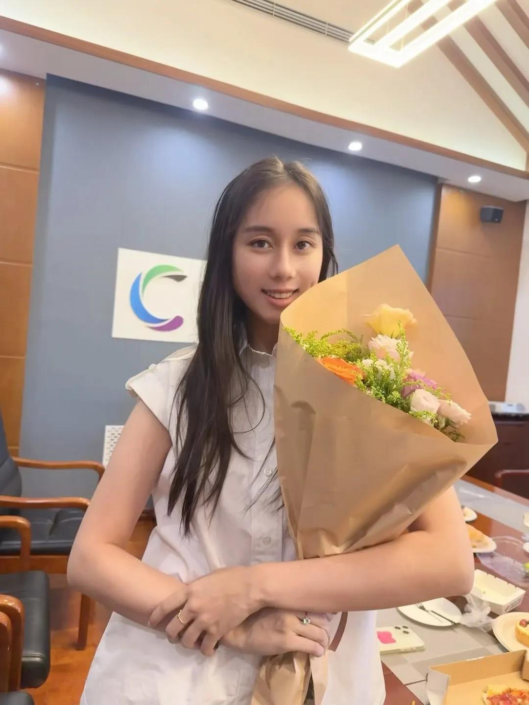 何超欣就读清华，是条很好的"去滤镜"样本。作为赌王最小的女儿，她本科从麻