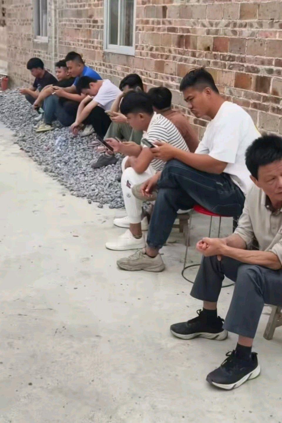 农村有3000万光棍，就业确实是他们难结婚的主因。像李大山，在城里一天站12小时