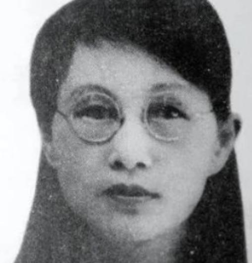 1909年，16岁的白薇被婆婆一口咬断了脚筋。她拖着一条残腿爬回娘家，扑进父亲怀