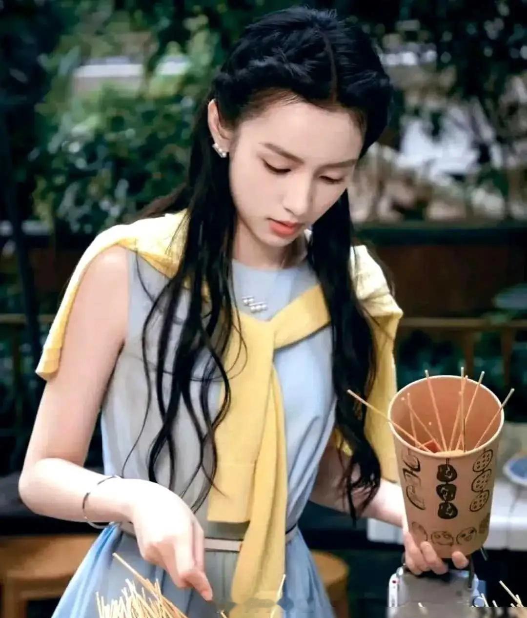 她的美貌堪称顶级女明星典范，精致程度超越刘亦菲，温柔气质压倒范冰冰，甜蜜魅力胜过