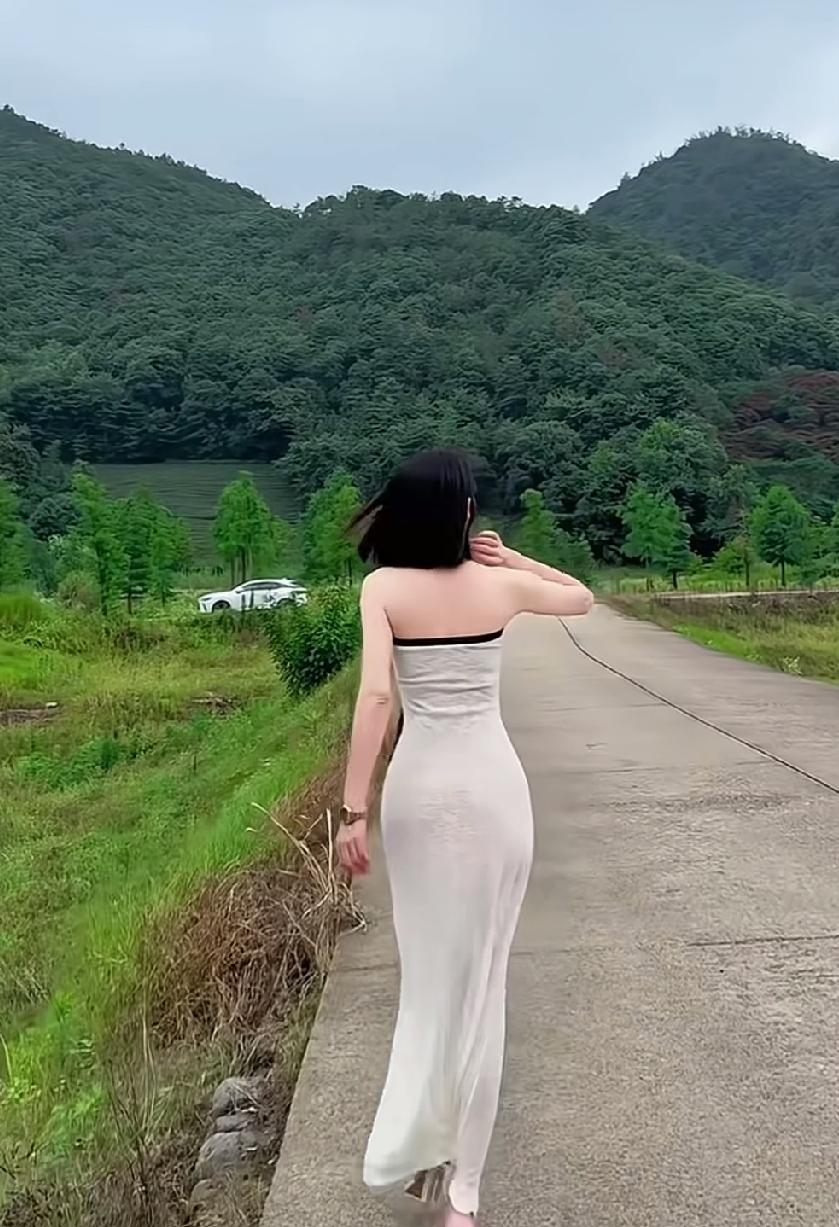 路边的野花不要采！老话说的好，家花没有野花香，野花没有家花长，路边的野花虽然很香