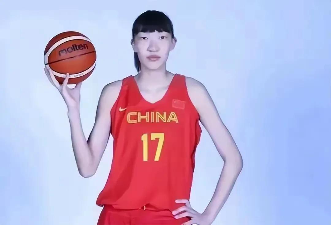 韩旭深夜挺李梦！女篮选人风波炸锅，球迷吵翻：实力该不该让路？李梦会被写进篮球历