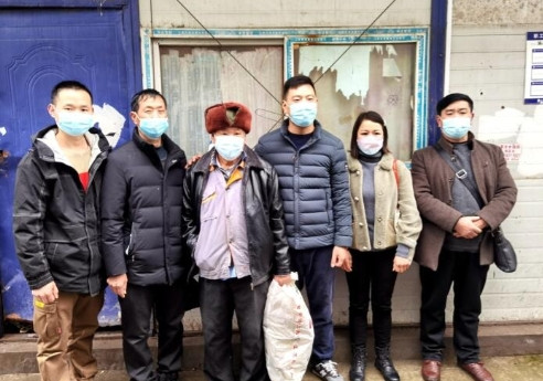浙江1拾荒老人被工地老板收留6年，老人被家人接走时，老板突然拦住：把钱结清再走！