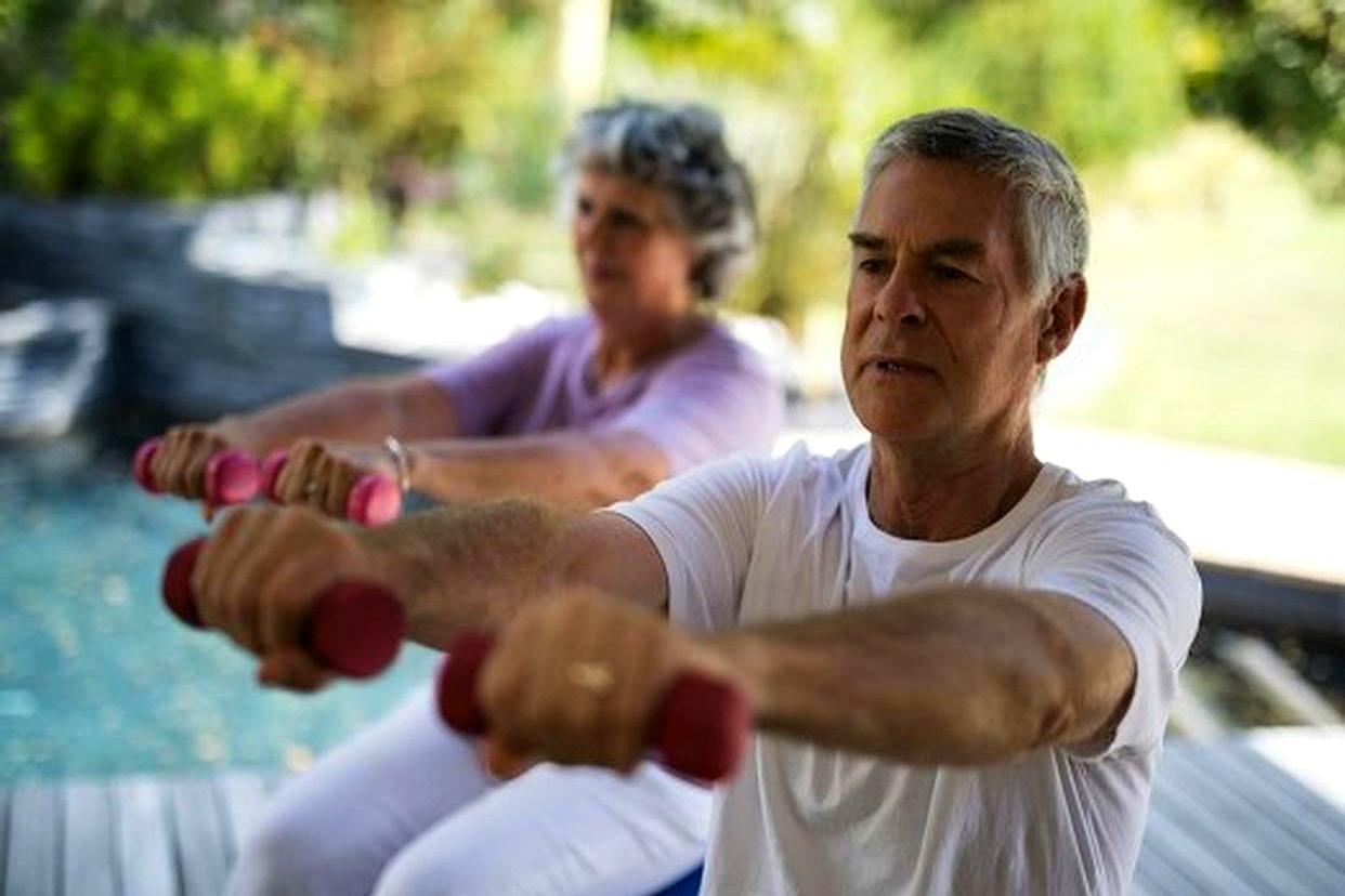 都说人老了，身体就是个“玻璃人”，这话真不是吓唬人。我妈前两天就是猛地一转身，