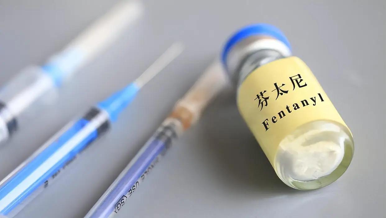 老美为何总揪着芬太尼问题不放?背后有三个“不能说的秘密”!美国每年因吸毒过量死亡