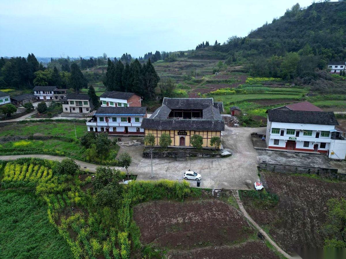 有些东西，就算是碎了，就算不属于你了，也得亲手给买回来。拿自己家的钱。在重庆