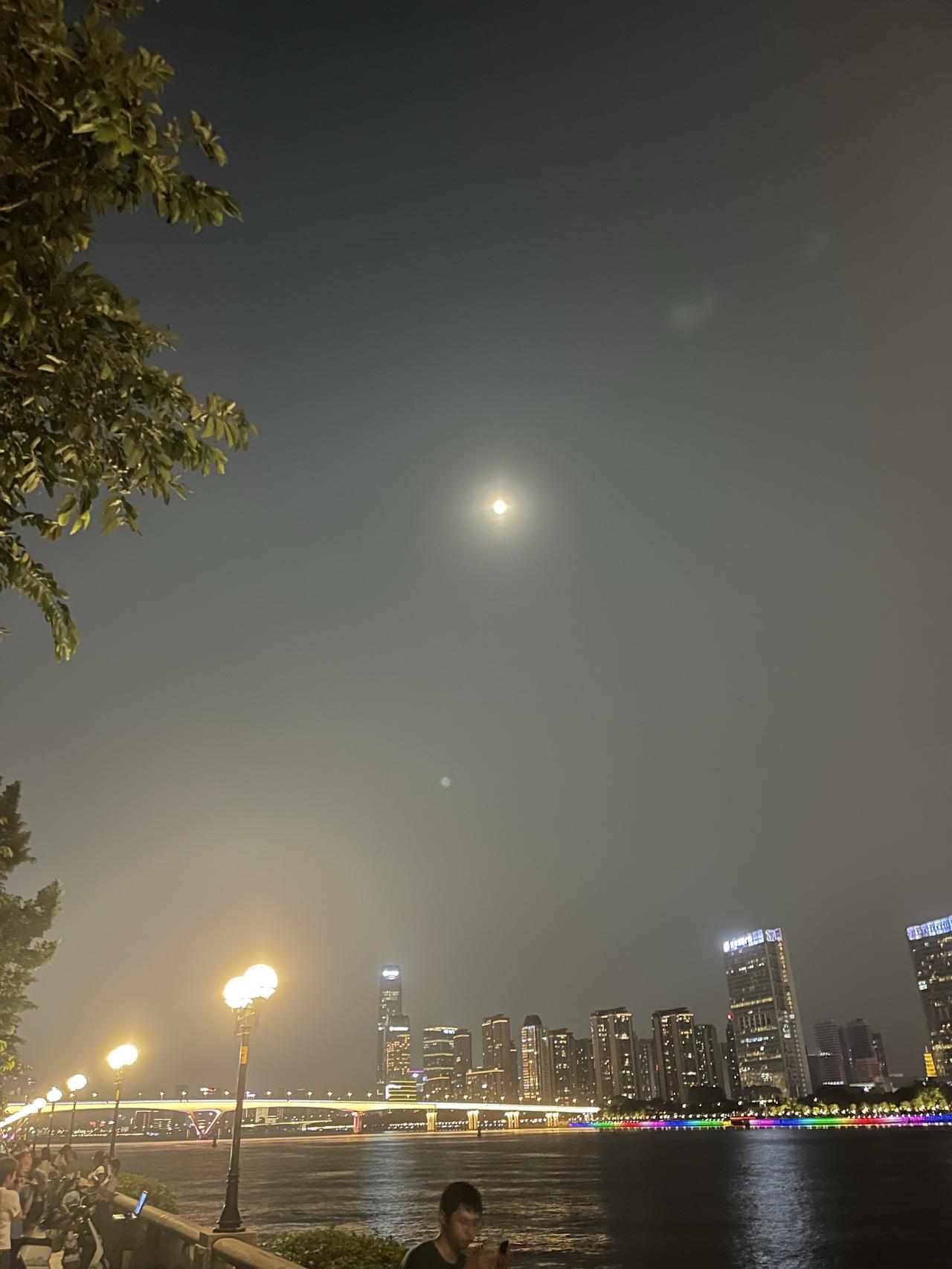 网上流传着一段看似清醒、实则冷酷的人生排序：“家庭的第一核心是经济，职场的第一准