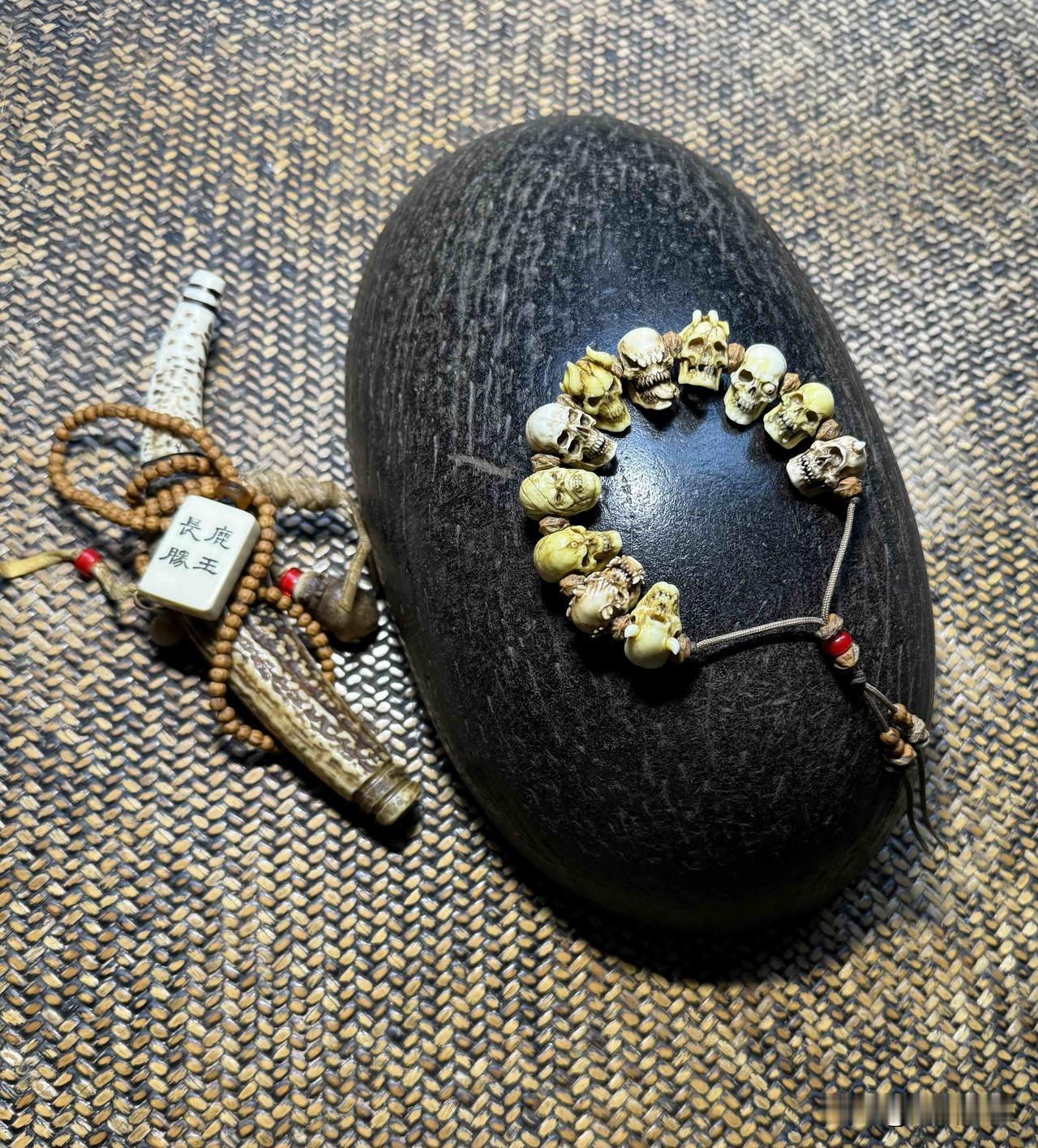 坚不可摧，像不像异形的头盖骨？其实它是某种植物果实的三分之一。你能猜到是什么吗？