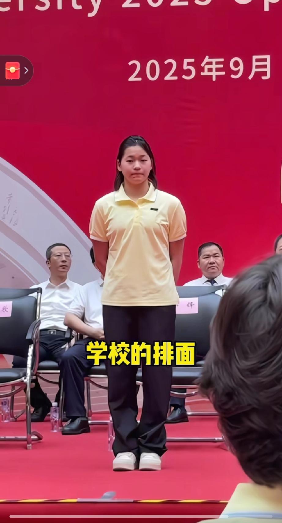 离得远一看，好壮啊！全红婵参加暨南大学，开学典礼，作为学生代表，站在c位被授章