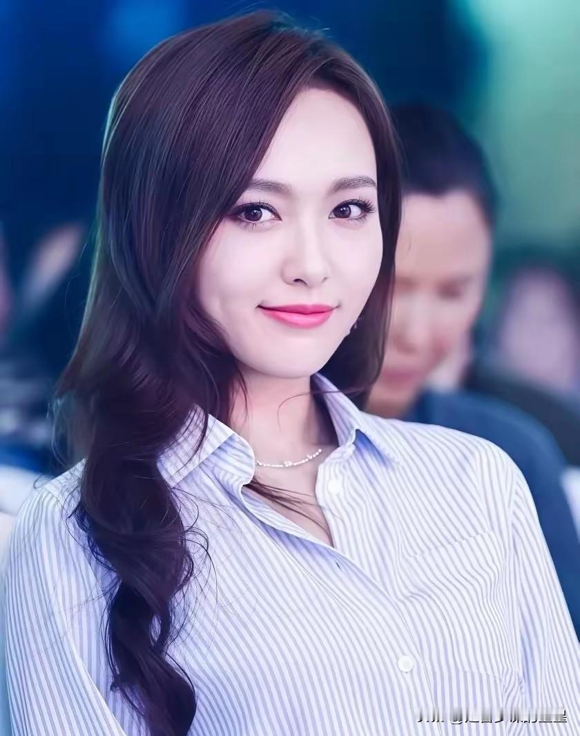 那天我奶奶看到唐嫣的照片，端详半天突然问我：“这姑娘肯定总悄悄做好事吧？”我