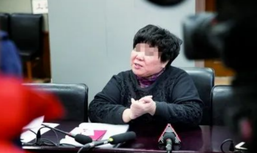江苏镇江，一位大爷在澡堂泡澡时猝死，澡堂老板为了息事宁人，和家属签订了一次性赔偿