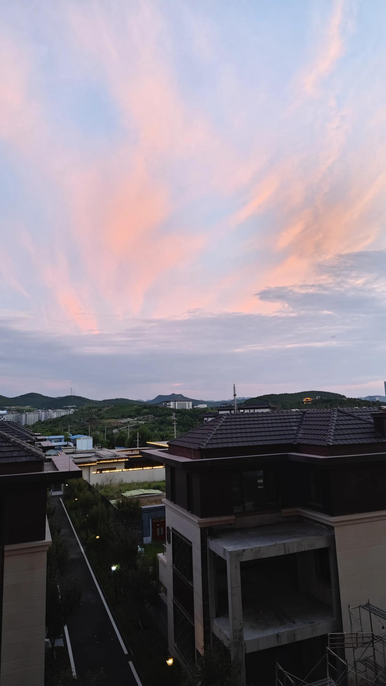 一位人际关系专家说：城府是这样炼成的，一、一定要少说话。言多必失。你说的越多