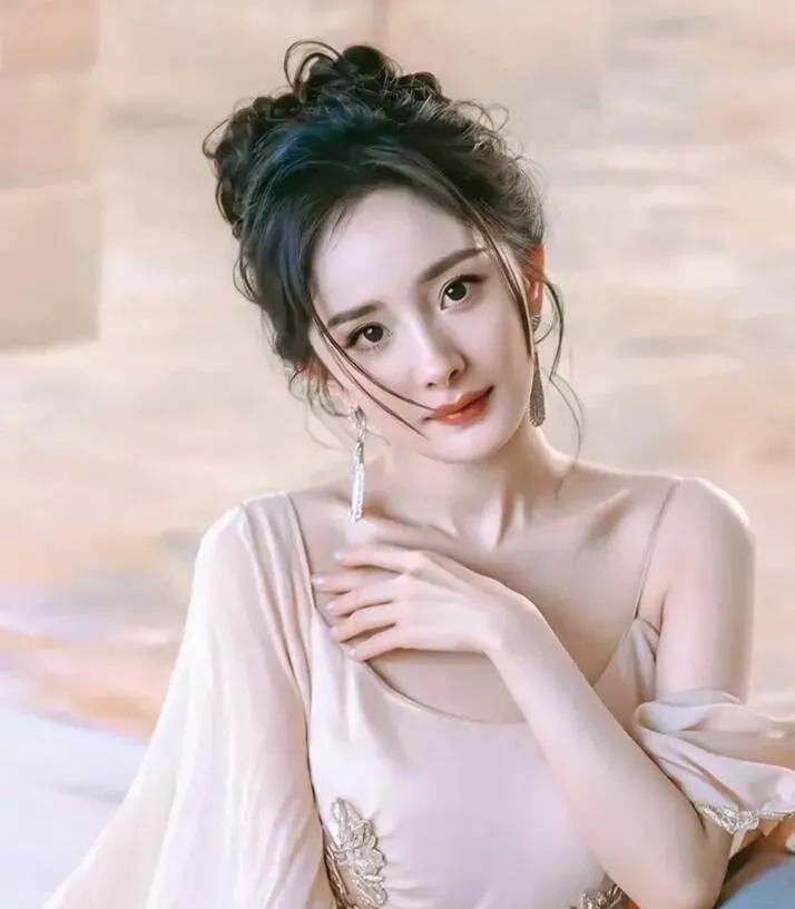 杨幂2025年杀疯了！从顶流女神到“妈幂”，她的每一步都在改写娱乐圈规则！5月