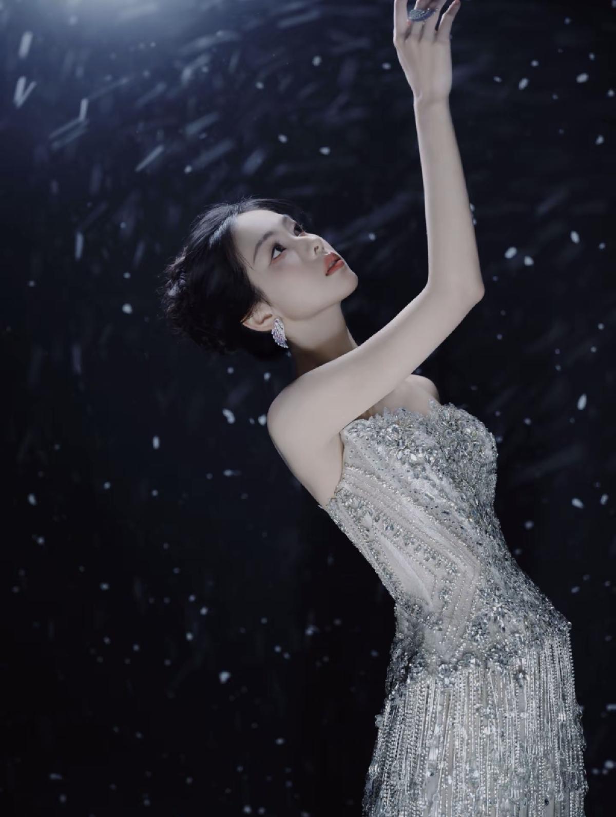 抹胸缀钻，流光映雪，陈都灵自带破碎感的清冷仙颜，美到失语[赞]碎钻缀满裙摆，温柔