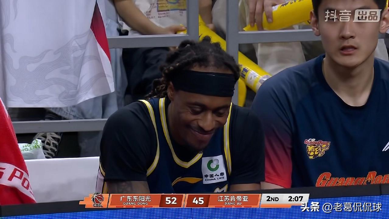 广东东阳光外援麦考尔真是太让人心疼了！在今天广东东阳光主场迎战江苏肯帝亚的比赛中