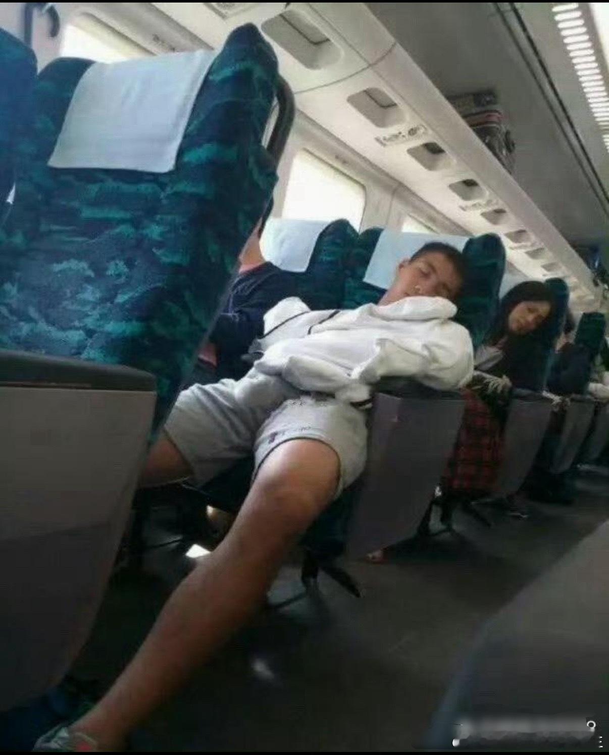 这哥们儿睡着了​​​