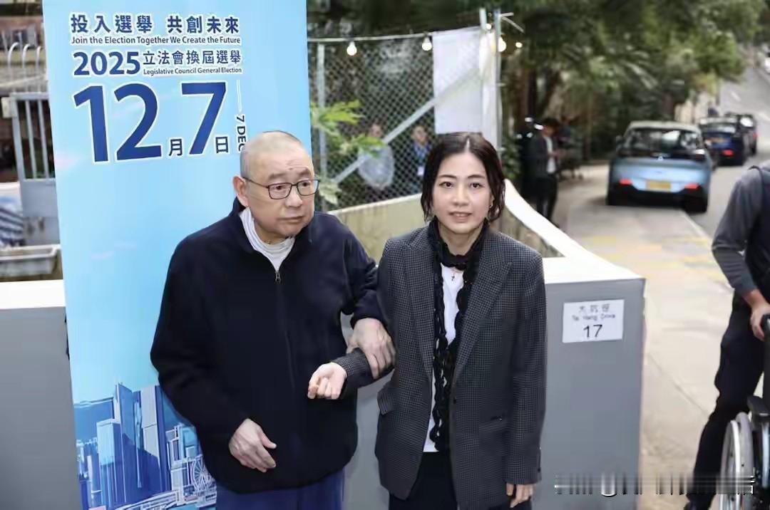 做大佬的女人，最重要的品质就是不要争风吃醋。话说曾经被刘銮雄牵在手里的吕丽君，