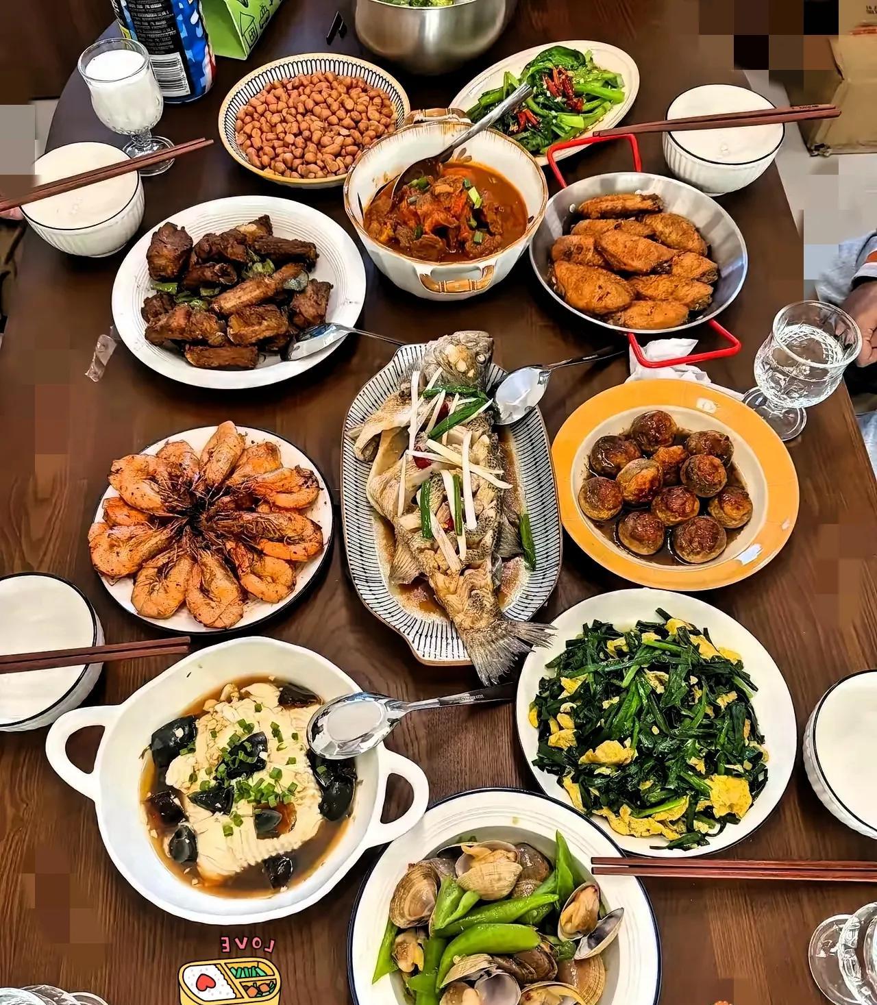 儿子的同学来家里吃饭，大口大口的吃排骨、大虾、鸡翅这些，但是我炒的青菜、豆腐他一