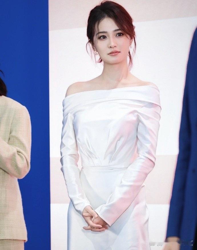 哇塞！徐璐在时尚活动上这一身白色裙子造型，直接把我给美“晕”了！活动现场