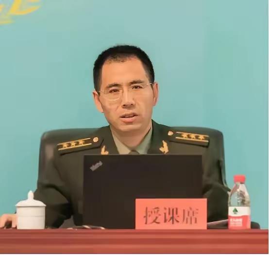 🌛内蒙古一光棍收养两个月大男婴，含辛茹苦把他养大。40年后，男孩当上了武警