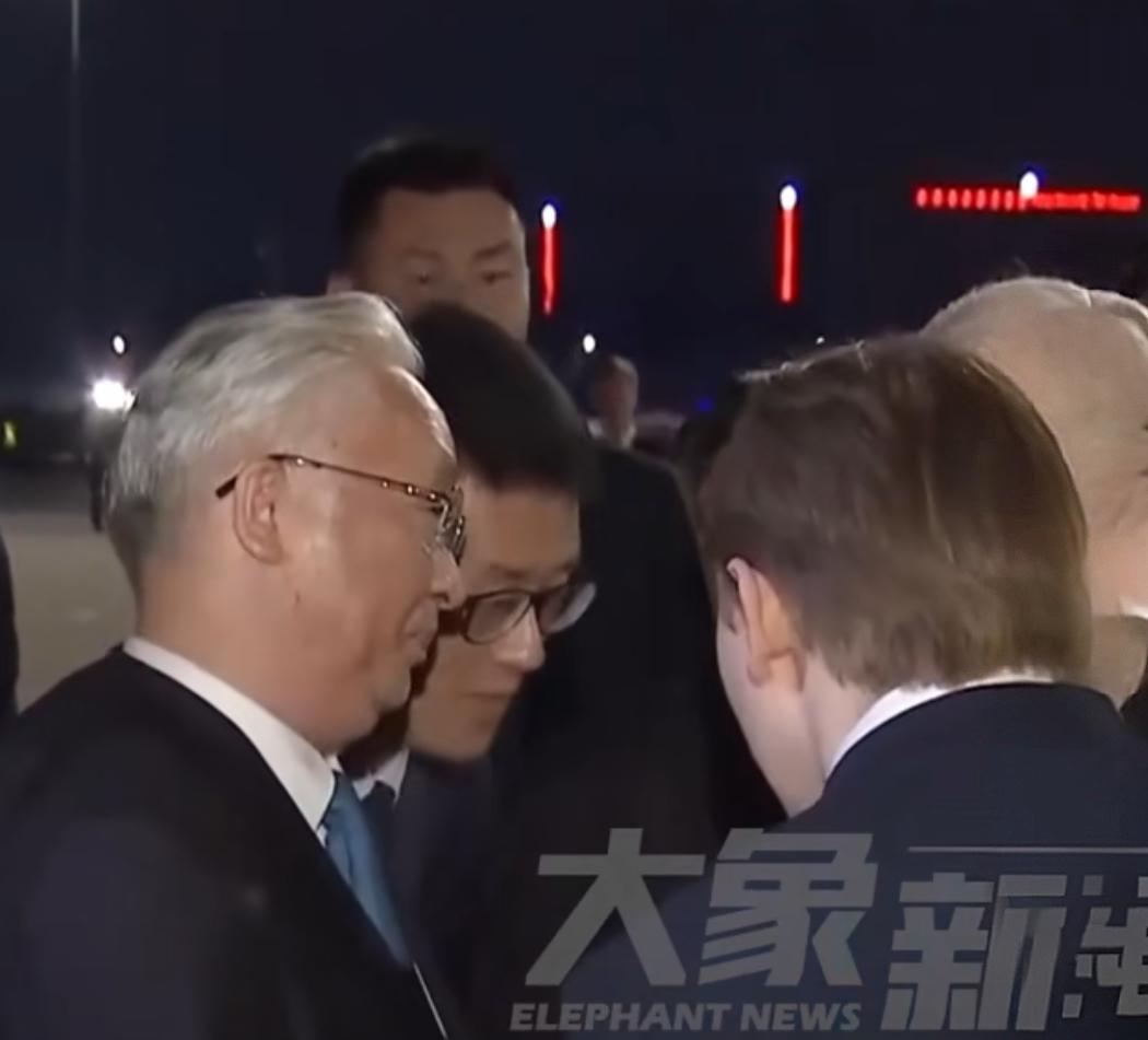普京结速对华的国事访问，5月20日晚乘专机离开北京，有记者注意到一个细节，普京登